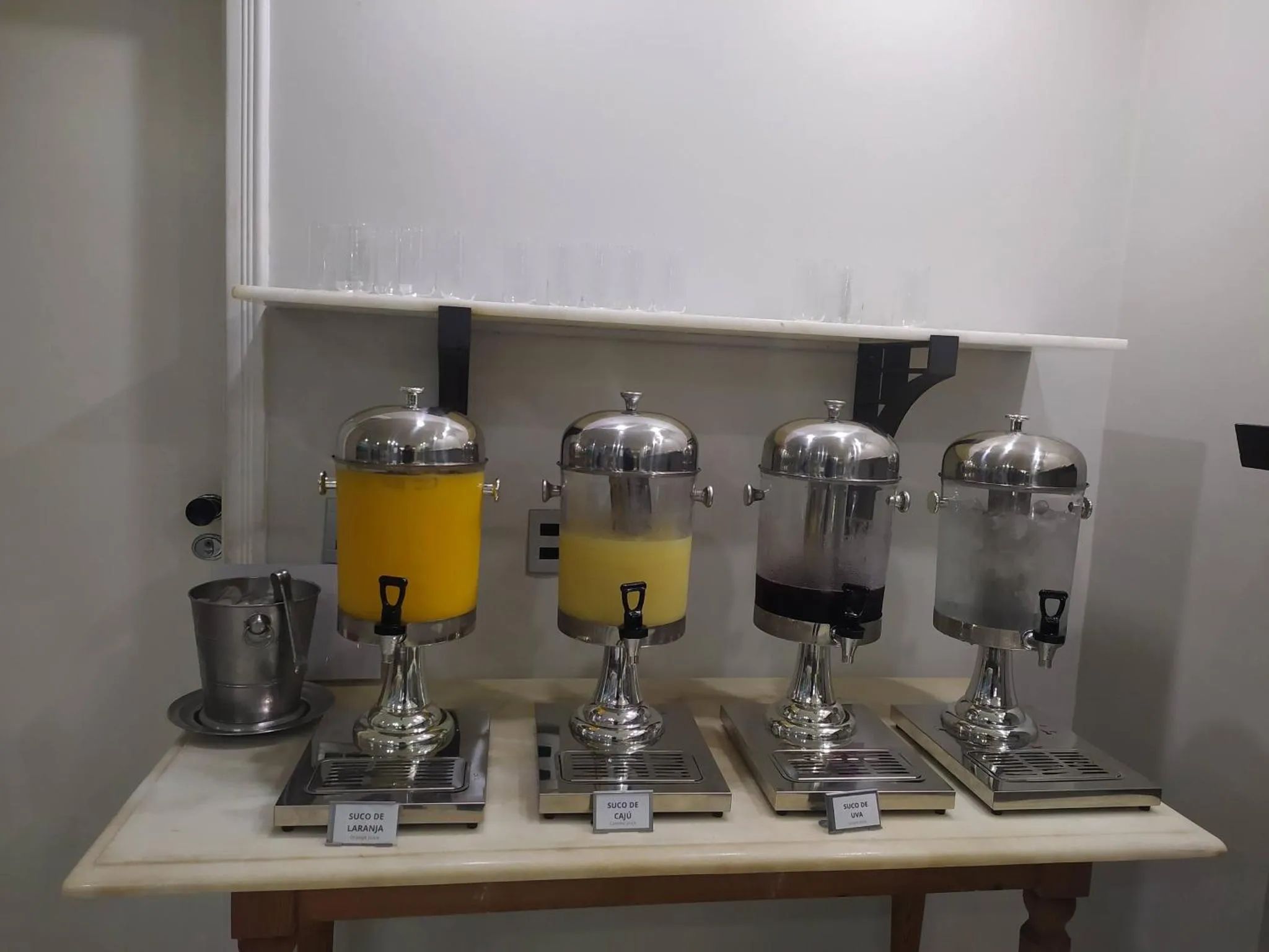 Une table présente des distributeurs de boissons et des récipients.