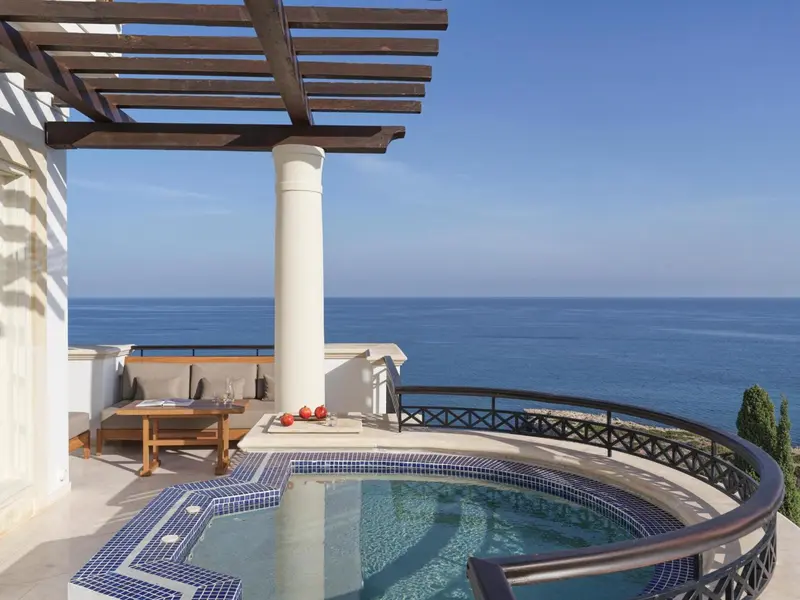 Terrasse avec jacuzzi et vue sur la mer.