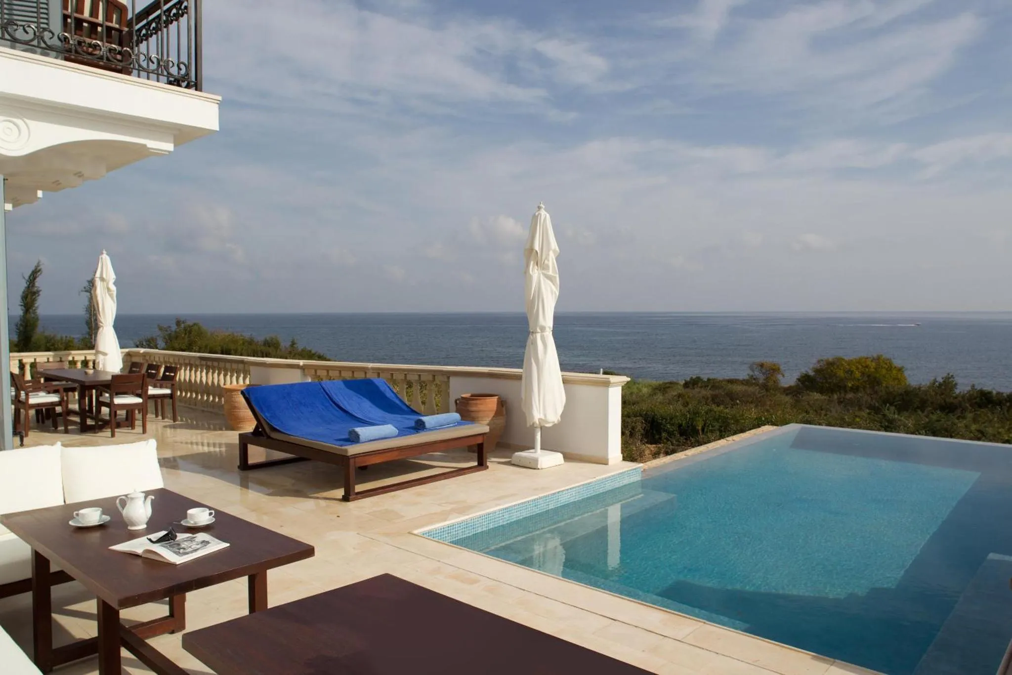 Terrasse avec piscine et vue sur la mer.