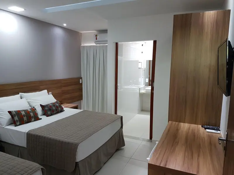 Une chambre d'hôtel moderne avec un grand lit et un accès à une salle de bain.