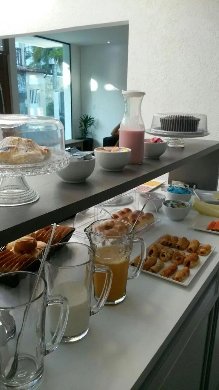 Un buffet propose des viennoiseries, des fruits et des boissons.