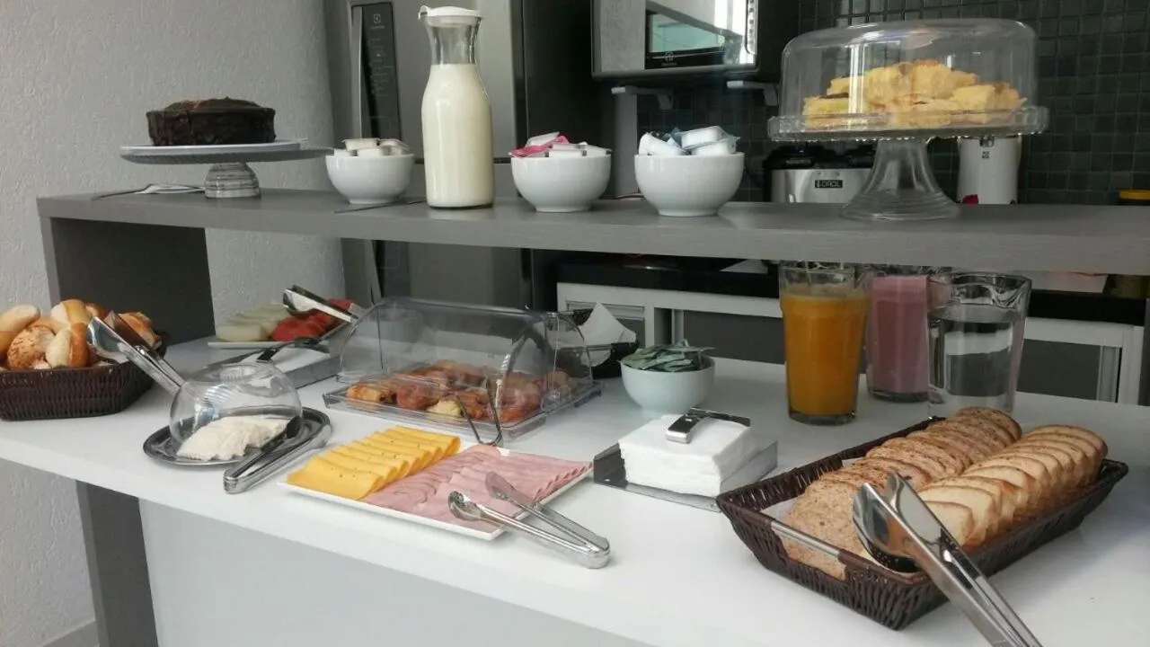 Un buffet propose des viennoiseries, des fromages, des jus de fruits et des céréales.
