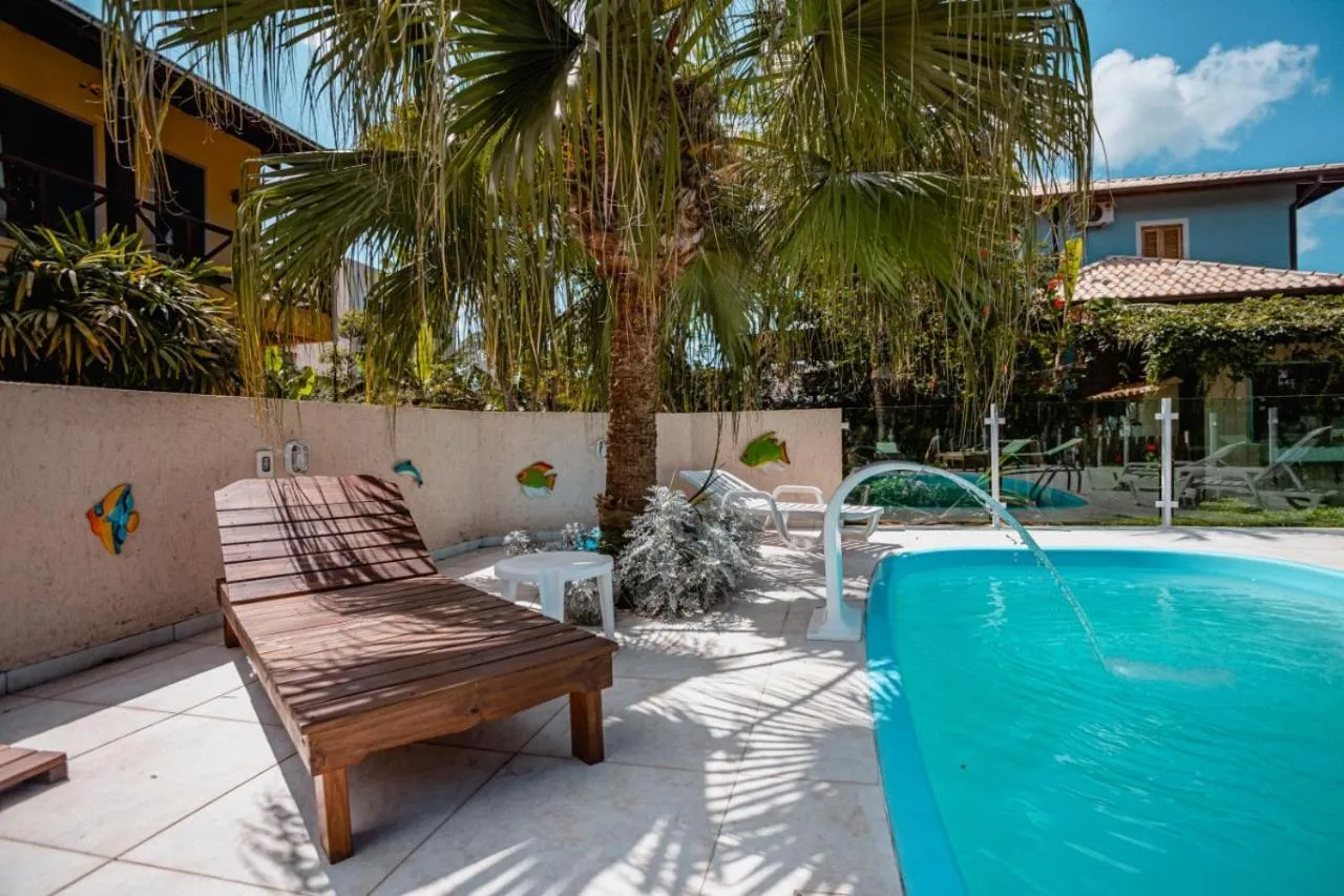 Transats et petite piscine dans un jardin tropical.