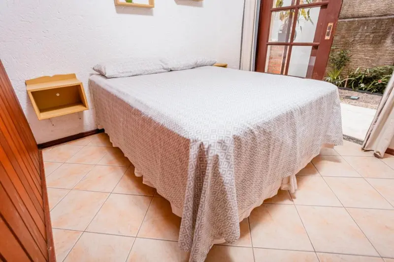 Une chambre simple avec un lit recouvert d'une couverture.