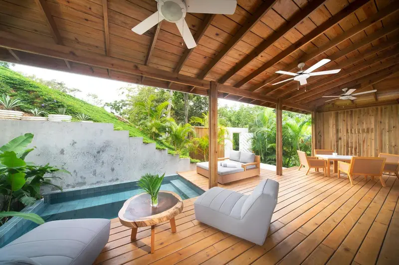 Espace extérieur aménagé avec salon et petite piscine.