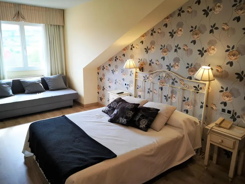 Une chambre lumineuse avec un lit et un canapé.