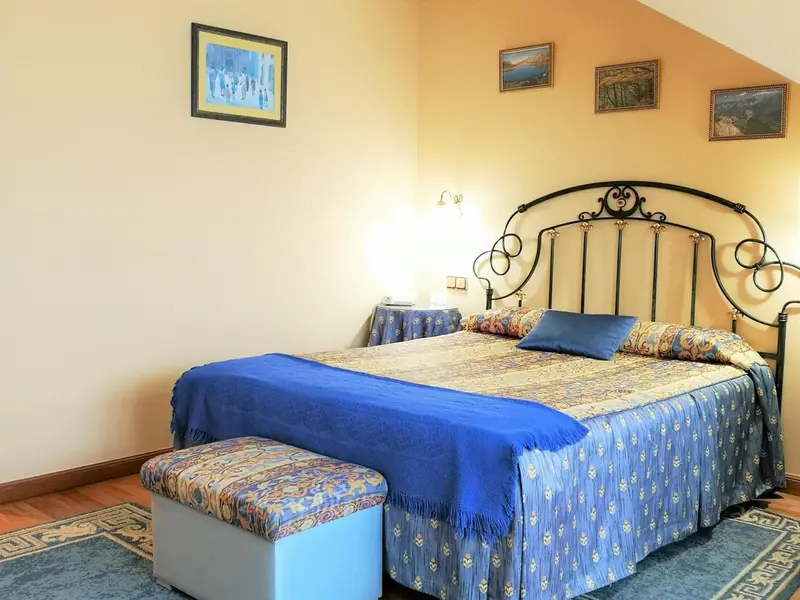 Une chambre à coucher lumineuse avec un lit à baldaquin et une décoration florale.