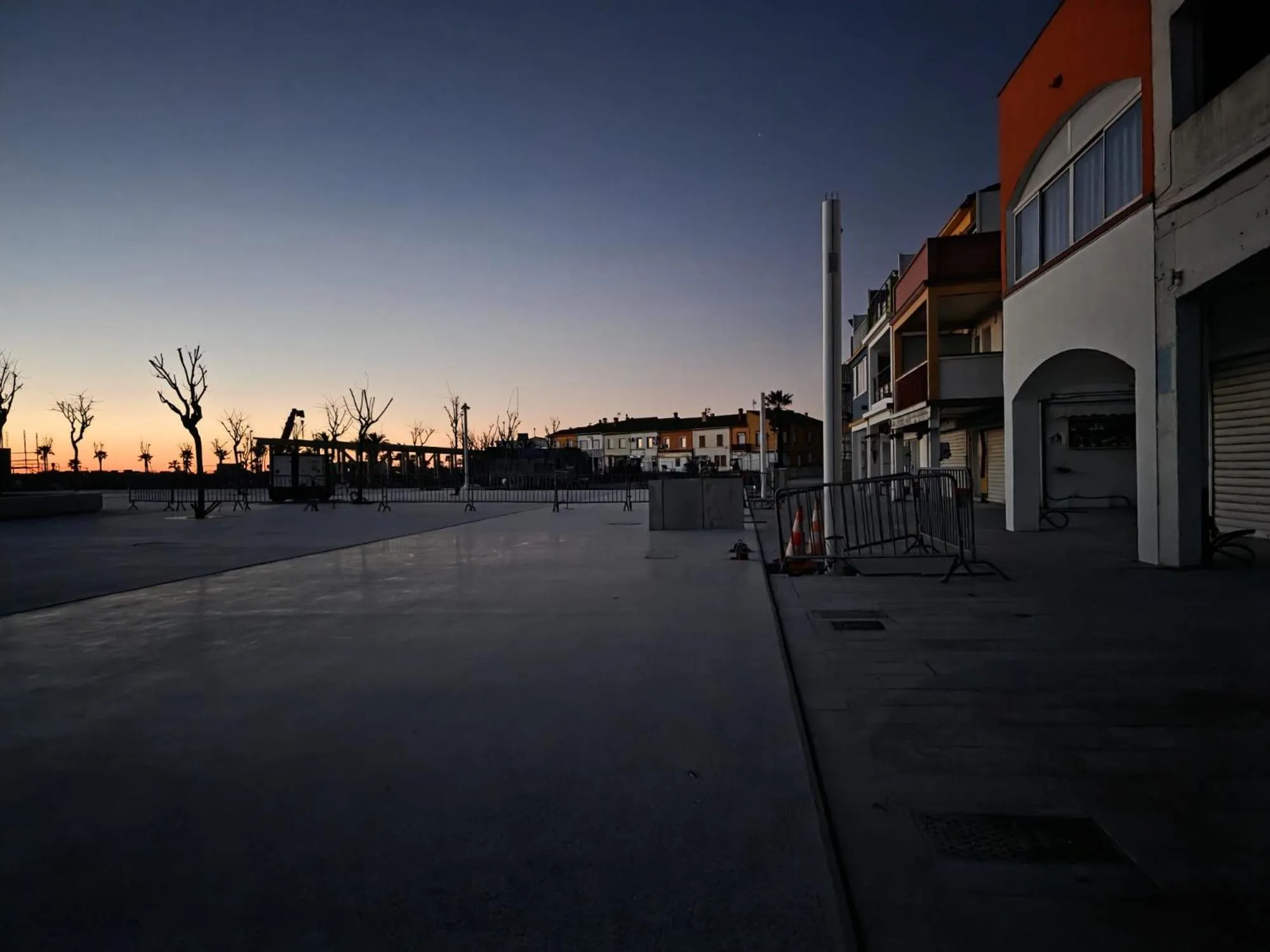 Terrasse vide avec vue sur un paysage urbain au crépuscule.