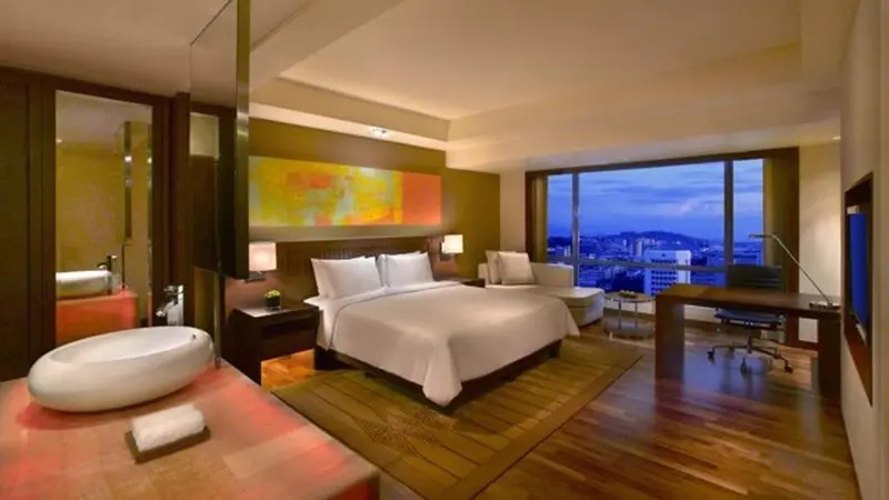 Une chambre lumineuse avec un grand lit et une baignoire design.