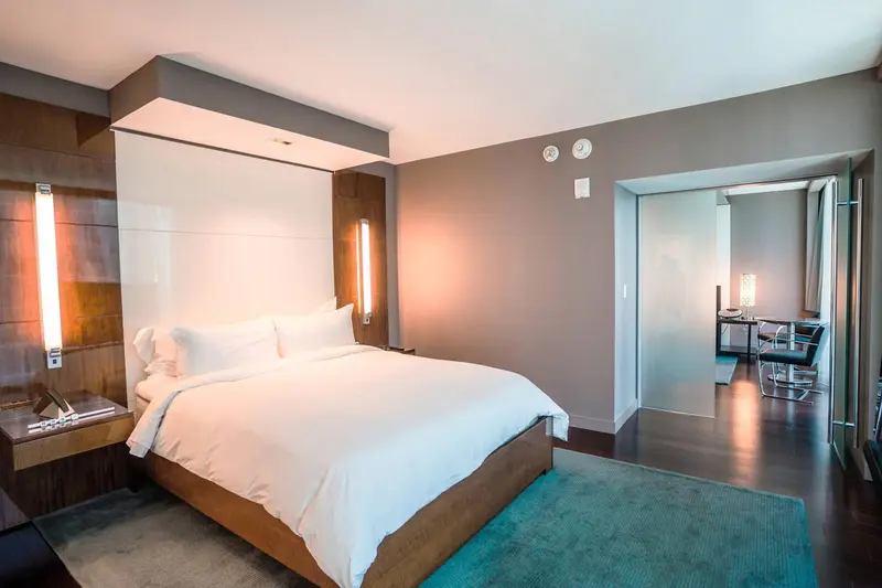 Une chambre moderne avec un grand lit et un espace détente.