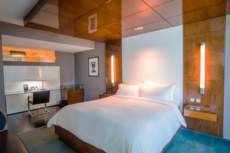 Une chambre lumineuse avec un grand lit et un bureau.