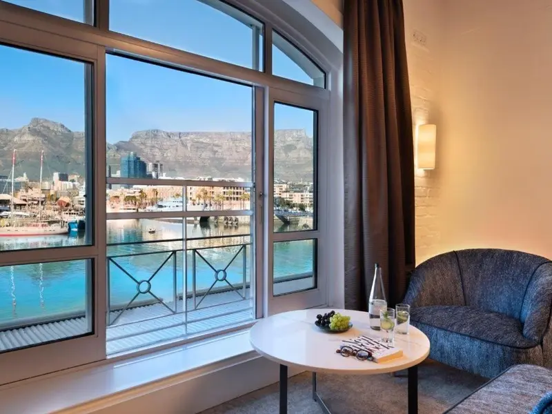 Vue sur un port de montagne depuis une chambre d'hôtel.