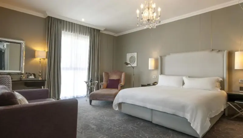 Une chambre spacieuse avec un lit confortable et un coin salon.