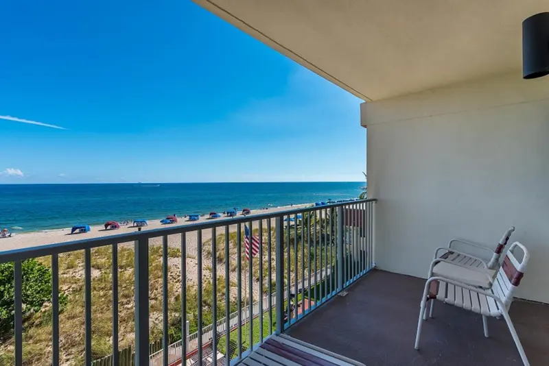 Une terrasse avec une vue dégagée sur la mer et la plage.