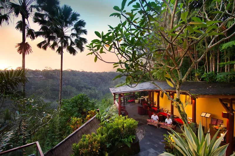 Terrasse ensoleillée avec vue sur une vallée verdoyante.