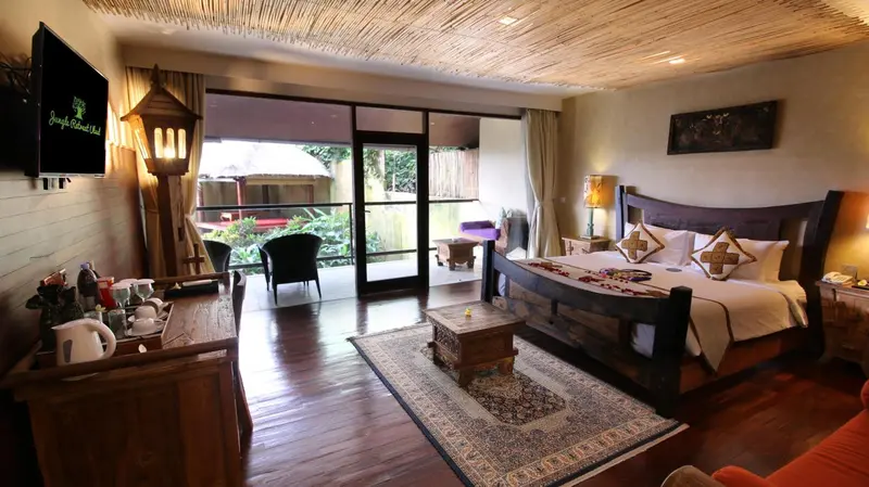 Une chambre spacieuse avec un lit king-size et un accès à une terrasse.