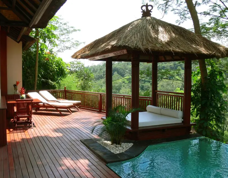 Espace de détente extérieur avec mobilier et petite piscine.
