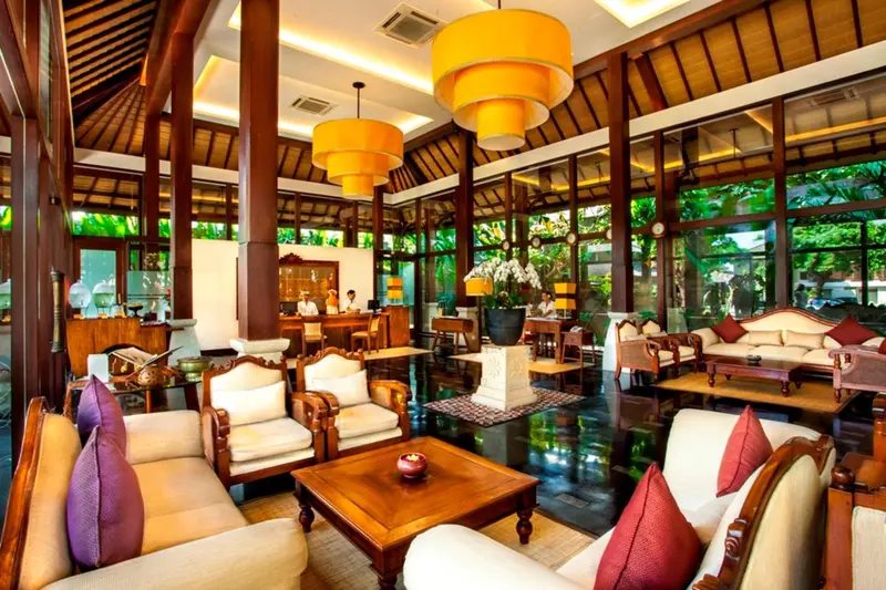 Un espace de détente intérieur avec des canapés et des fauteuils confortables.