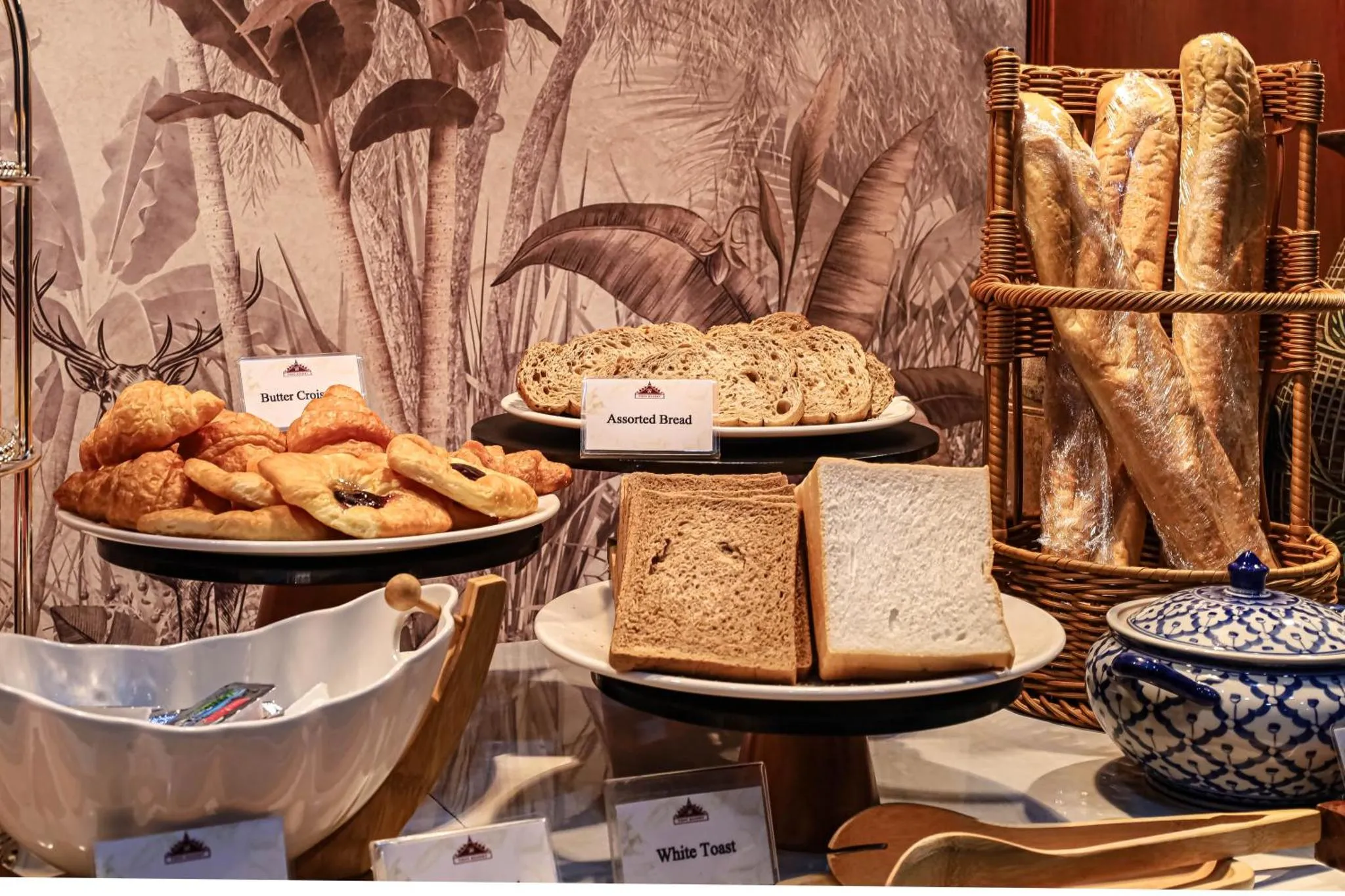 Présentation de viennoiseries, pains et toasts sur un buffet.