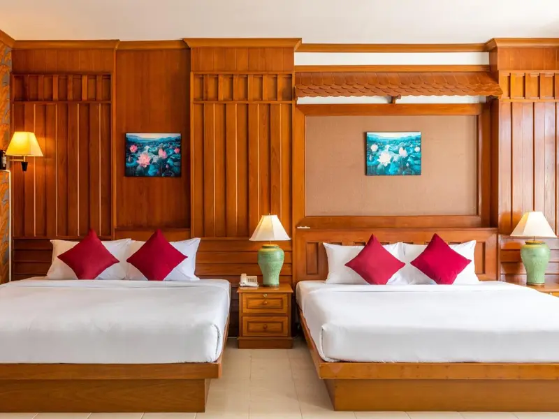 Chambre avec deux lits simples et décoration en bois.