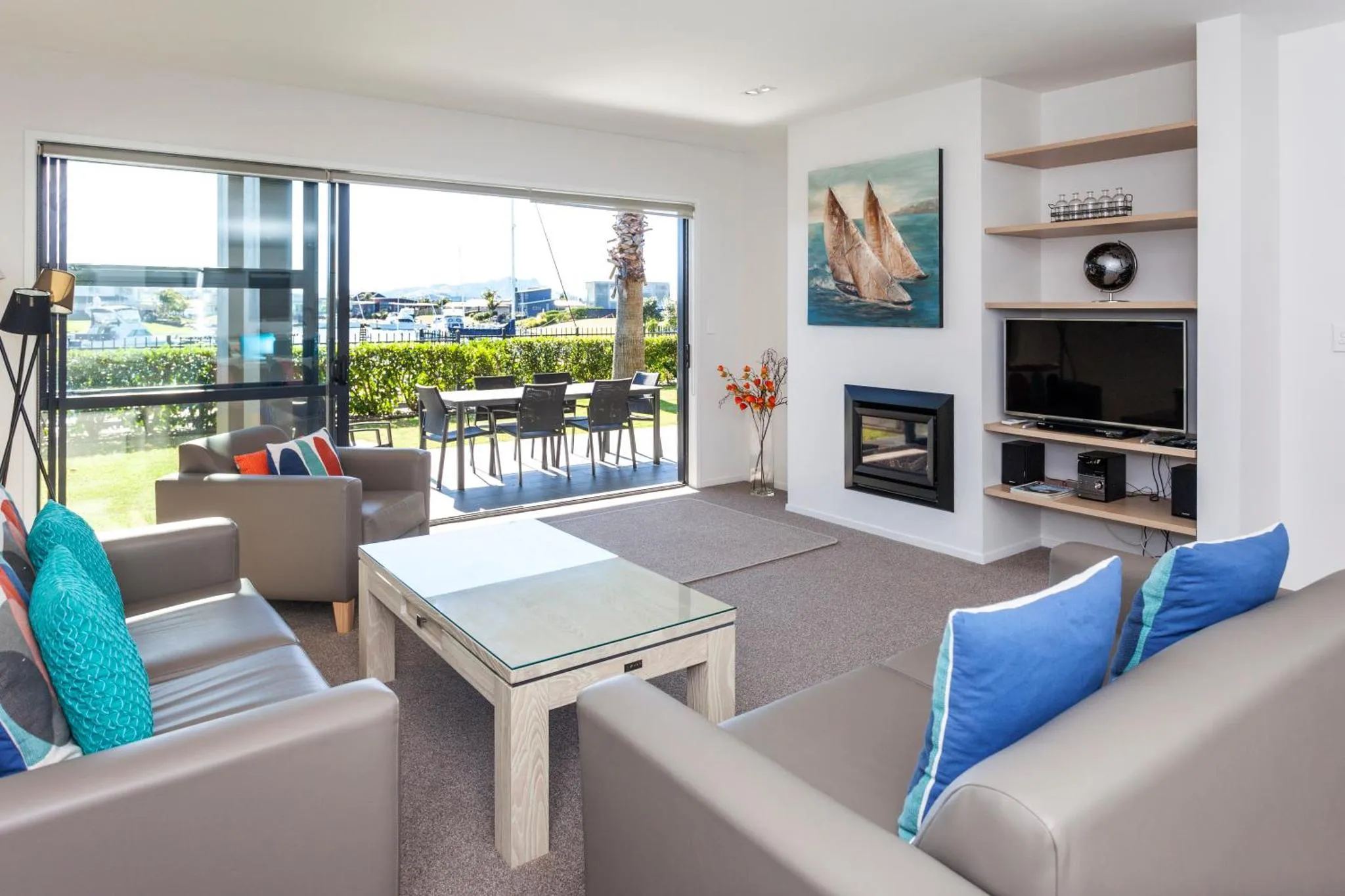 Un salon lumineux s'ouvre sur une terrasse avec vue sur la mer.