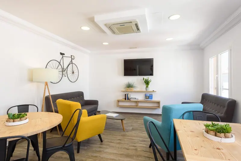 Espace de détente lumineux avec canapés et table basse.