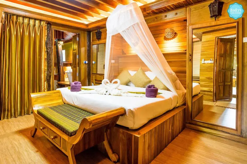 Une chambre avec un grand lit à baldaquin et une décoration en bois.