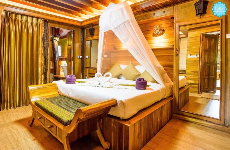 Une chambre avec un lit à baldaquin et une décoration florale.