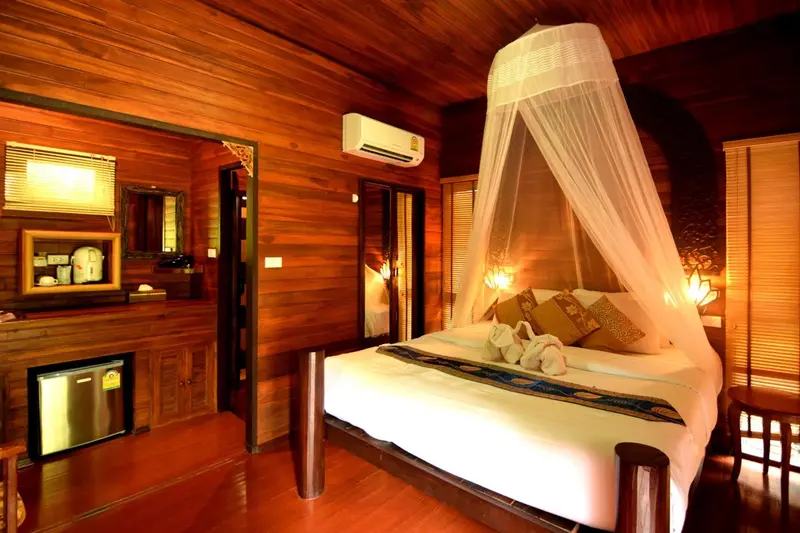 Une chambre chaleureuse avec un lit à baldaquin et un décor en bois.