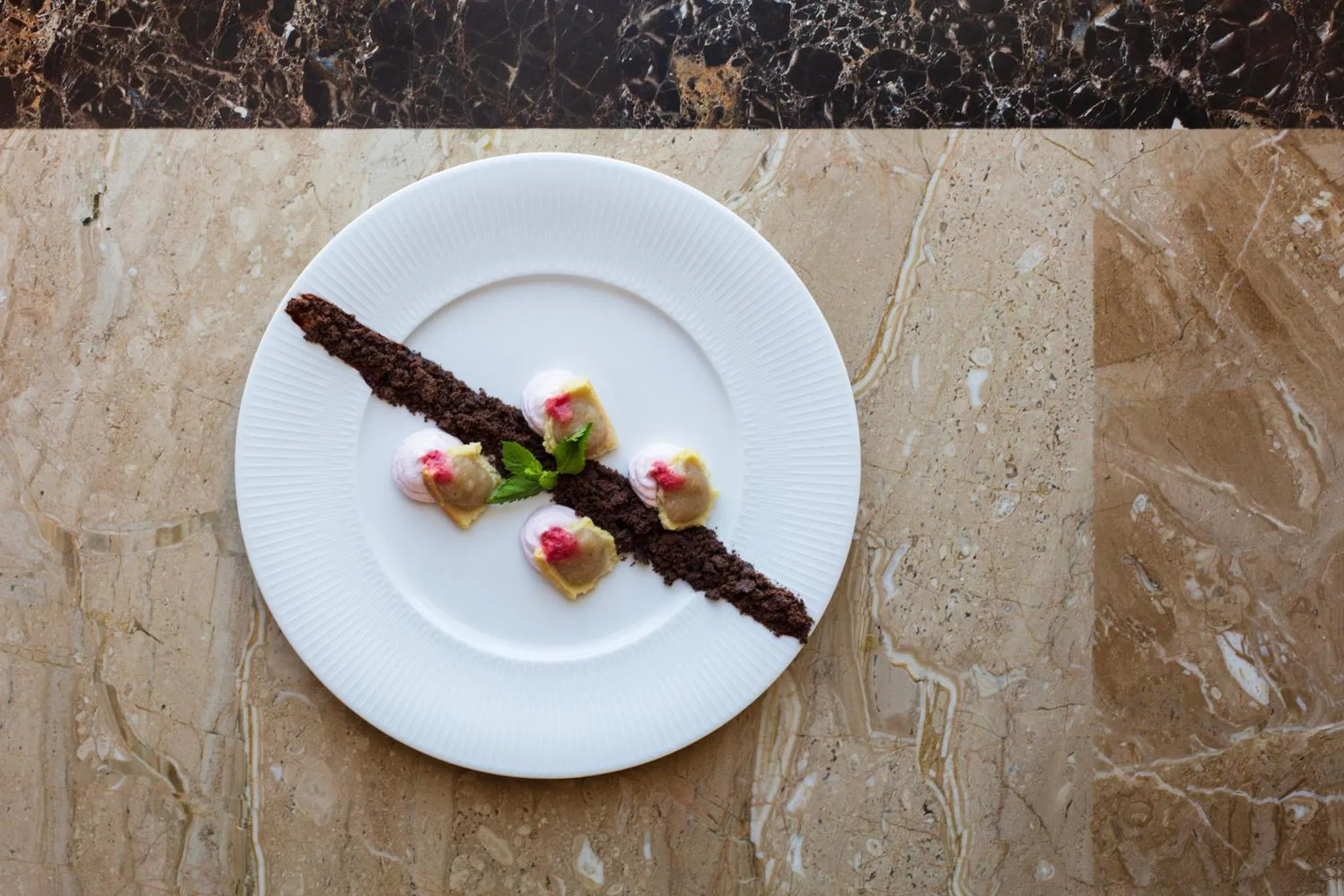 Assiette de dessert avec une présentation raffinée.