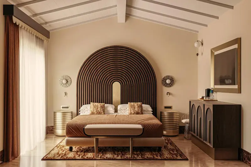 Une chambre à coucher avec un grand lit et une décoration murale originale.