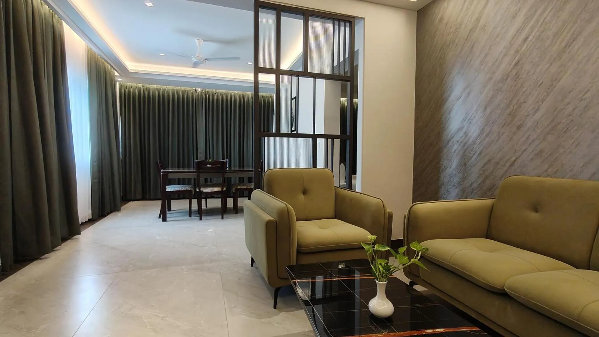 Un espace de détente intérieur avec canapés et table basse.