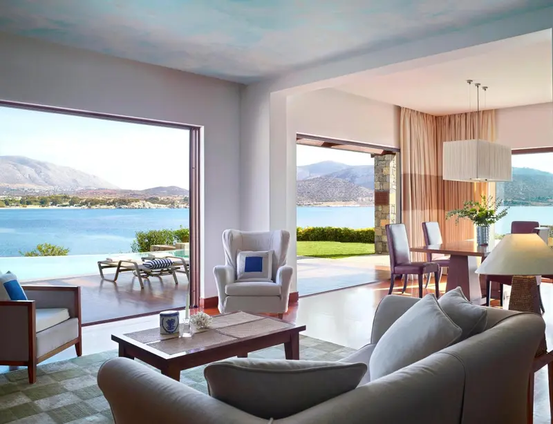 Espace de vie lumineux avec vue sur la mer et les montagnes.