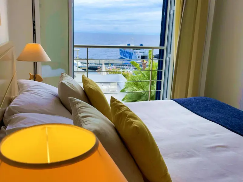 Une chambre lumineuse avec un lit confortable et une vue sur la mer.