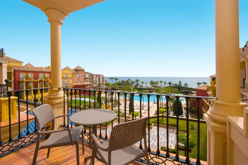 Terrasse avec mobilier d'extérieur donnant sur une piscine et la mer.