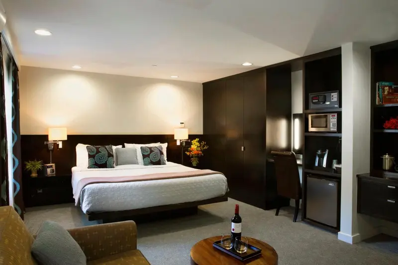 Une chambre d'hotel avec un grand lit et une décoration moderne.