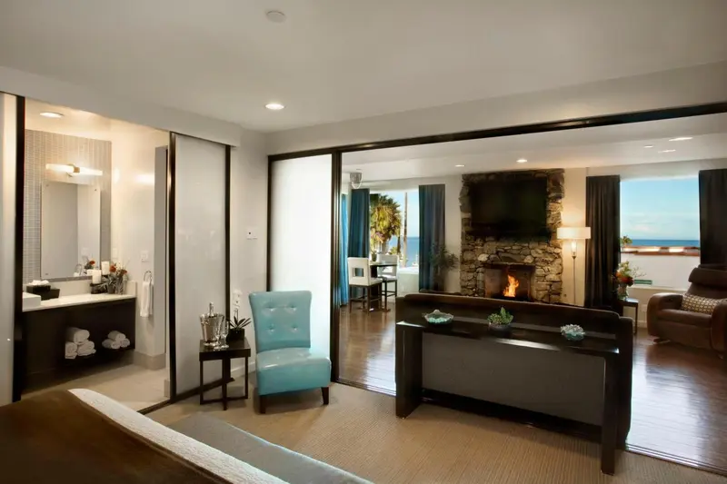 Une chambre avec un coin salon et une vue sur la mer.