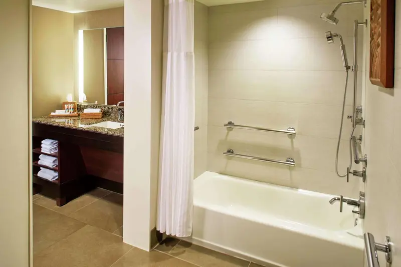 Une salle de bain avec baignoire et lavabo.