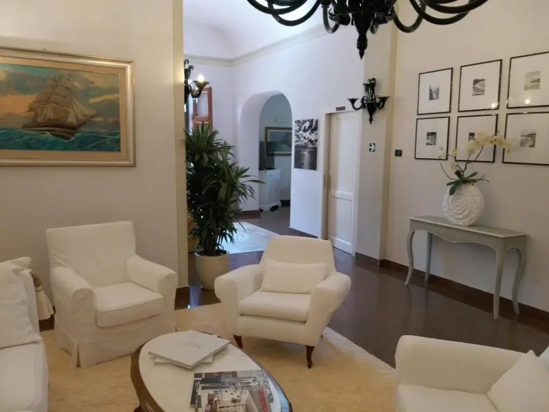 Un espace de détente lumineux avec des fauteuils confortables et des œuvres d'art murales.