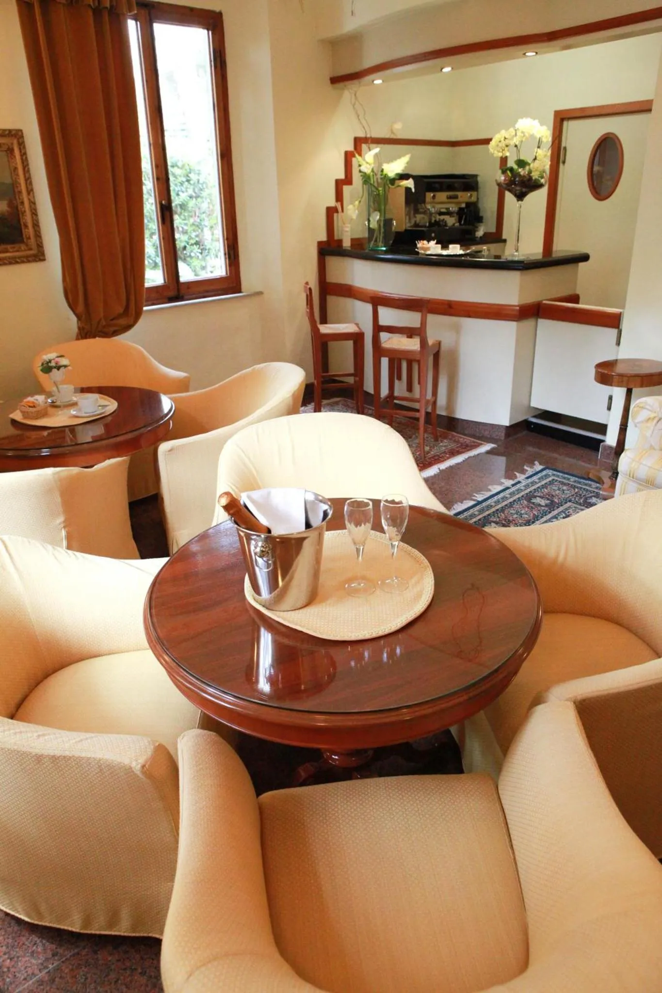Un espace de détente avec des fauteuils et une table basse accueillent des boissons.