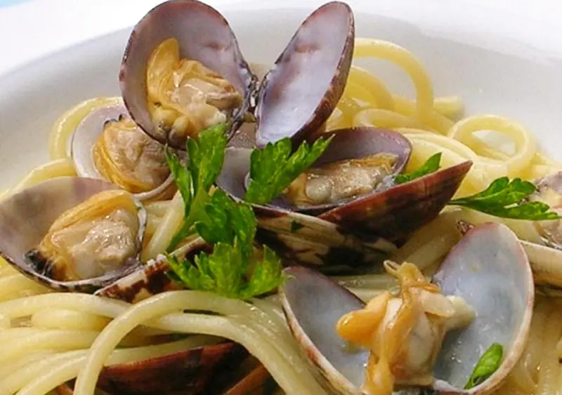 Assiette de spaghetti aux palourdes et persil frais.