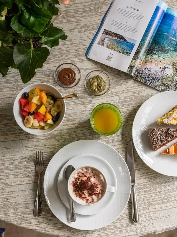 Une table est dressée avec des plats variés et des boissons.