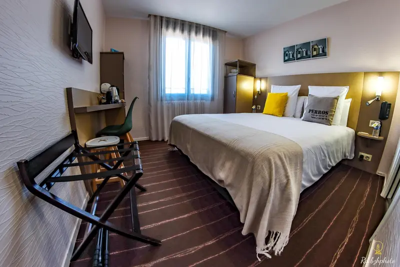 Une chambre d'hôtel avec un grand lit et un bureau.