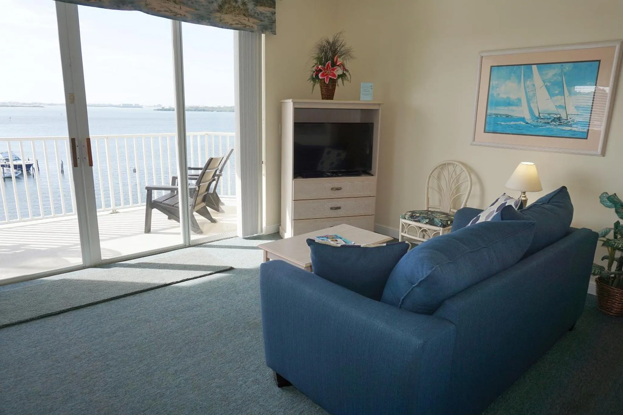 Un salon lumineux s'ouvre sur une terrasse avec vue sur la mer.