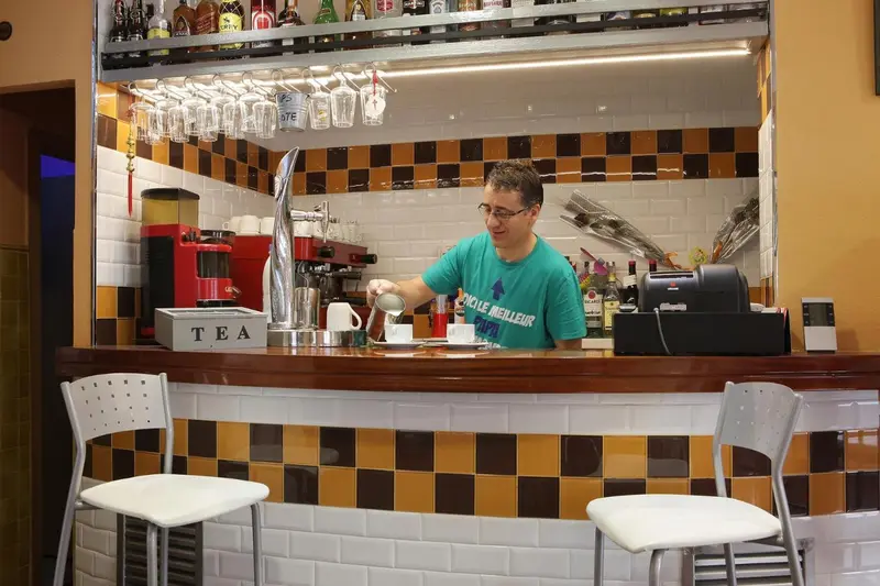 Un bar avec un comptoir et des tabourets.