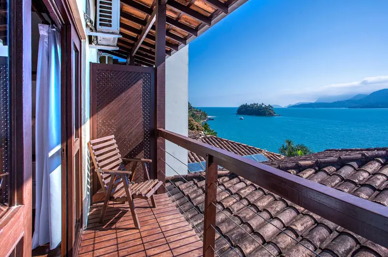 Une terrasse en bois offre une vue sur la mer et les îles environnantes.