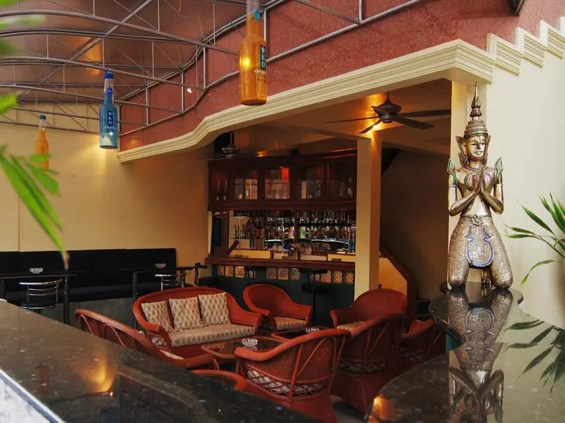 Un bar intérieur avec des sièges confortables et une décoration exotique.