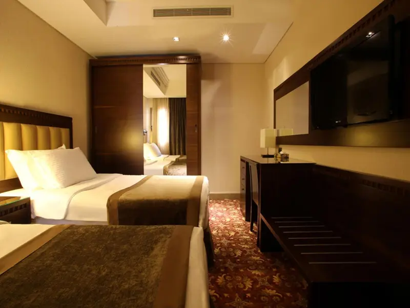 Une chambre d'hôtel avec un lit et un meuble télévision.