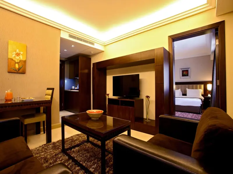Espace de vie intérieur avec canapé, table basse et télévision.