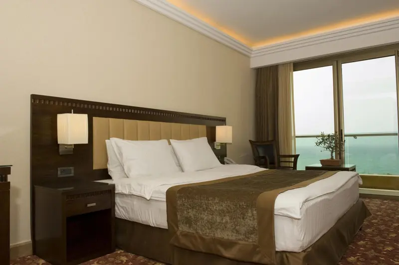 Une chambre d'hotel avec un grand lit et une vue sur la mer.